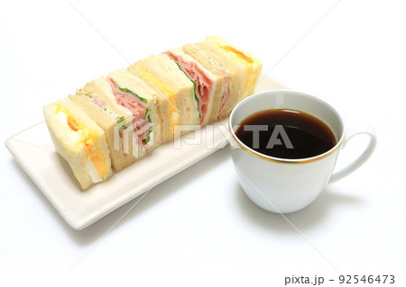ミックスサンド（ミニサンド）とコーヒー 92546473