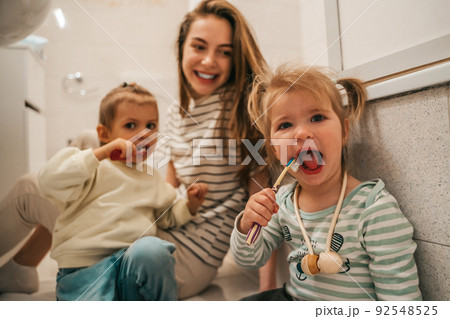 Two children taking care of their oral hygiene 92548525