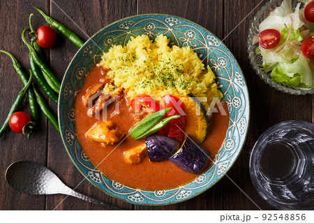 夏野菜とチキンのスパイシーカレー 92548856