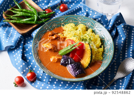 夏野菜とチキンのスパイシーカレー 92548862