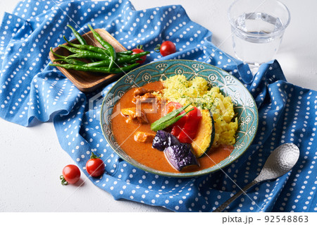 夏野菜とチキンのスパイシーカレー 92548863