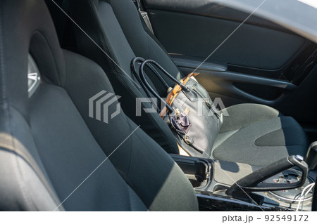 車の助手席の置かれたバッグ 92549172