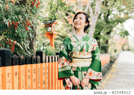 京都の街を観光する着物の女性 92549312
