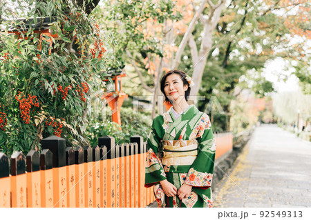 京都の街を観光する着物の女性 92549313