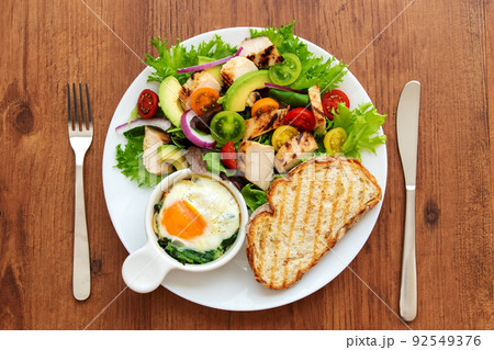 チキンサラダとパンと卵とほうれん草のココットのワンプレート 92549376