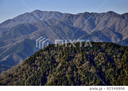 丹沢の相州アルプス　荻野高取山より大山と大山三峰山を望む 92549906