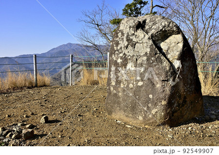 丹沢の相州アルプス　荻野高取山の発句石と大山を望む 92549907