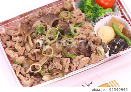 牛肉と舞茸の治部煮　弁当　明るい背景 92549946