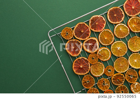 Dried sliced slices of orange, tangerine and grapefruit Dried sliced slices of orange, tangerine and grapefruit 92550065