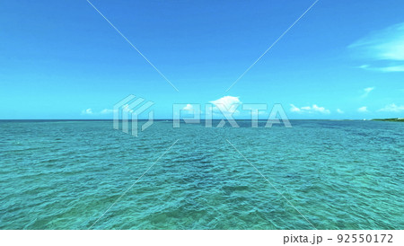 見渡す限りの海 沖縄県 宮古島 伊良部大橋からの眺め 見渡す限りの海 沖縄県 宮古島 伊良部大橋からの眺め 92550172