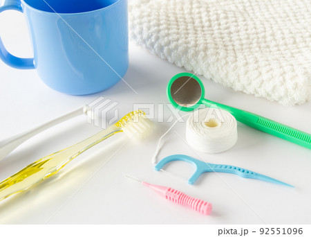 口腔ケアのアイテム　デンタルケア　歯の手入れ　歯周病予防 92551096