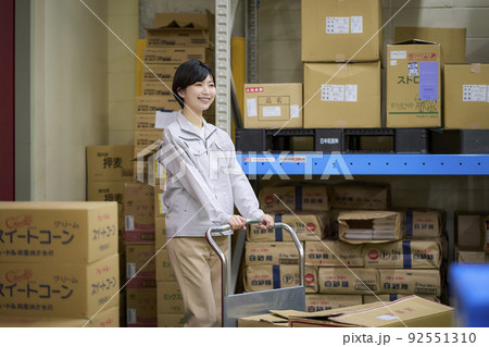 ビジネスシーン　倉庫で働く女性 92551310