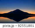 山中湖畔から見る富士山の夕景 92551801