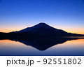 山中湖畔から見る富士山の夕景 92551802