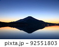 山中湖畔から見る富士山の夕景 92551803