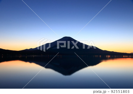 山中湖畔から見る富士山の夕景 山中湖畔から見る富士山の夕景 92551803