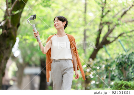 スマホ　配信　Vlog　女性　自撮り 92551832