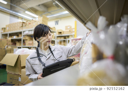 若い女性　商品管理 92552162
