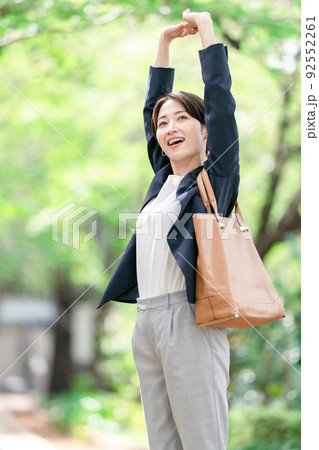 ビジネス　女性　新緑　伸び　リフレッシュ 92552261
