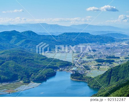 春（5月下旬）の木崎湖と大町市の市街地 長野県 92552287