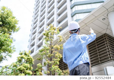 作業服の男性 ビジネス 点検 見上げる 作業服の男性 ビジネス 点検 見上げる 92552484