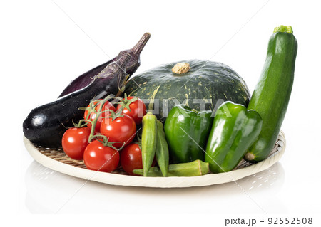 ざるに盛られた夏野菜 92552508