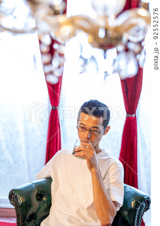 優雅な気分でウイスキーを嗜む男性 92552576
