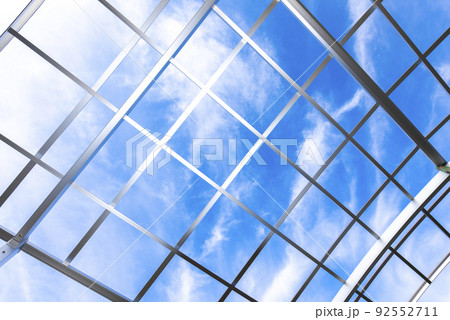 青空背景に格子の金属フレーム 92552711