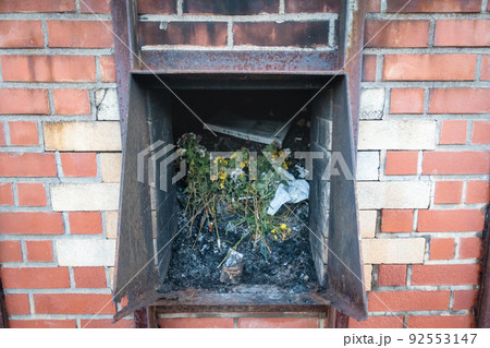 墓にある焼却炉の写真。環境問題のイメージ。 墓にある焼却炉の写真。環境問題のイメージ。 92553147