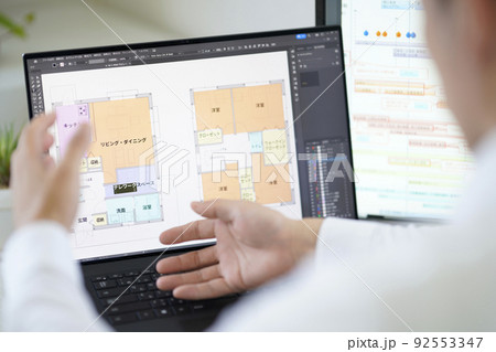 イラストレーター　建築図面　テレワーク　男性　ノートパソコン 92553347