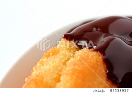 チョコソースがかかったオールドファッションドーナツ 92553937