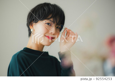 深緑のニットの女性 92554253