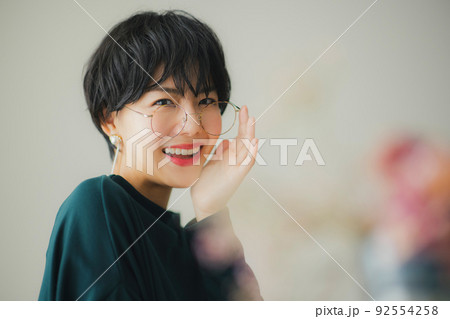 深緑のニットの女性 92554258