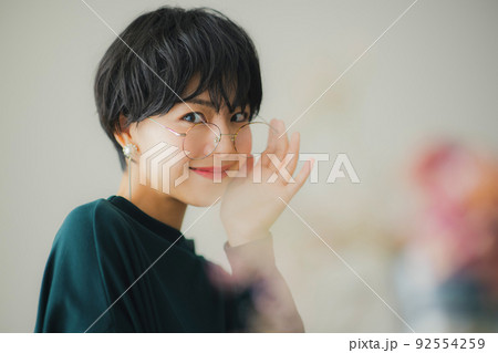 深緑のニットの女性 深緑のニットの女性 92554259