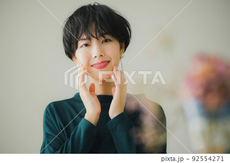 深緑のニットの女性 深緑のニットの女性 92554271
