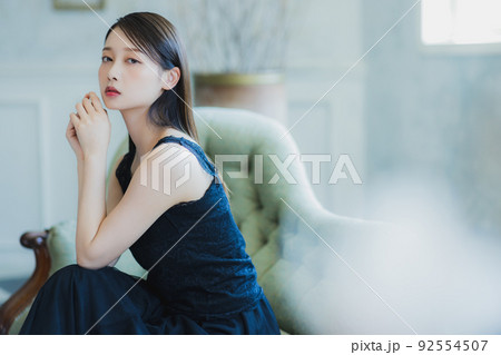 黒のノースリーブの女性　 92554507