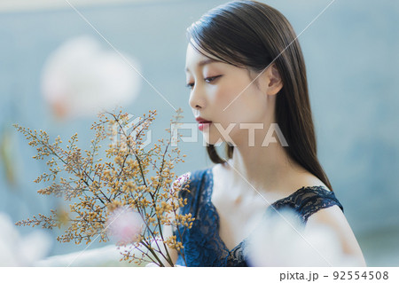 黒のノースリーブの女性　 92554508