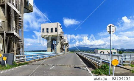 諫早湾干拓堤防南部排水門から雲仙方向を望む2 諫早湾干拓堤防南部排水門から雲仙方向を望む2 92554554