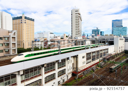 ビルを背景に走る200系塗装のE2系新幹線 ビルを背景に走る200系塗装のE2系新幹線 92554757