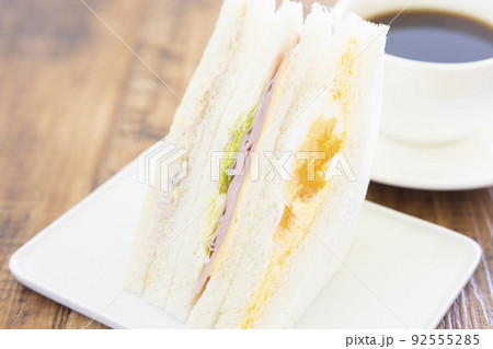 美味しいミックスサンドとコーヒー 92555285