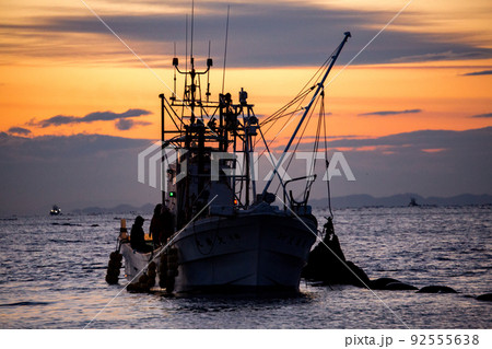 宮城県石巻市の漁師が牡蠣の水揚げをしている様子 宮城県石巻市の漁師が牡蠣の水揚げをしている様子 92555638