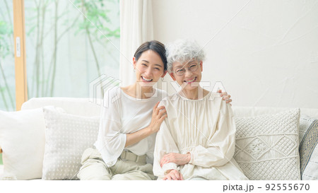 笑顔のシニア・ミドル女性　高齢の母娘 92555670