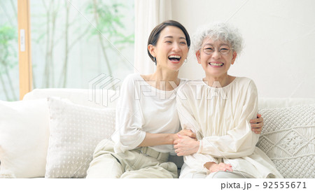 笑顔のシニア・ミドル女性　高齢の母娘 92555671