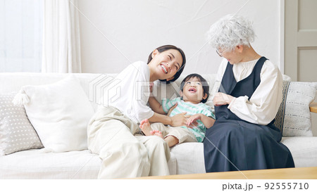 男の子と遊ぶ家族　三世代ファミリー 92555710