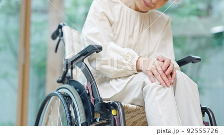 膝が痛いシニア女性 92555726