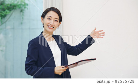 部屋を案内する女性 部屋を案内する女性 92555729