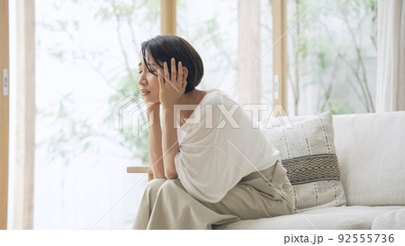 落ち込むミドル女性 92555736