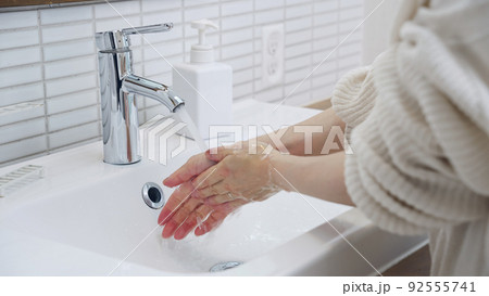 手を洗う女性 92555741