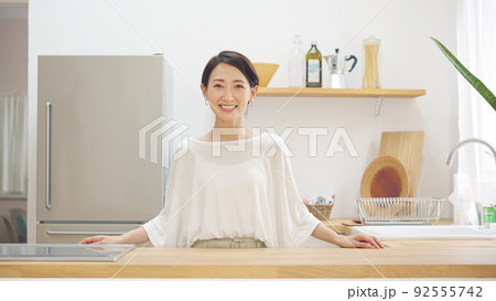 キッチンに立つミドル女性 92555742
