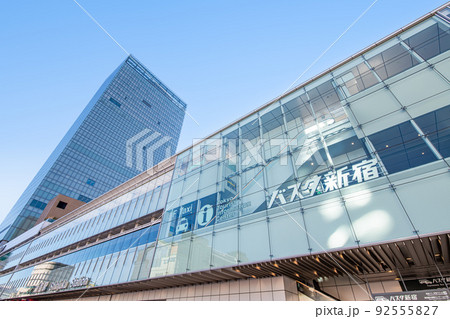 京都新宿区　快晴のJR新宿駅（甲州街道改札）とバスタ新宿 92555827